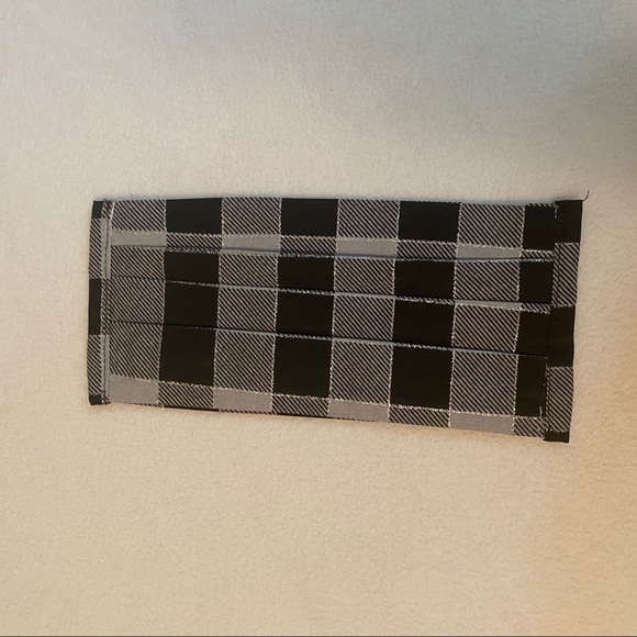 A pack of 3 masks and 1 hair tie - Picture 16 of 16